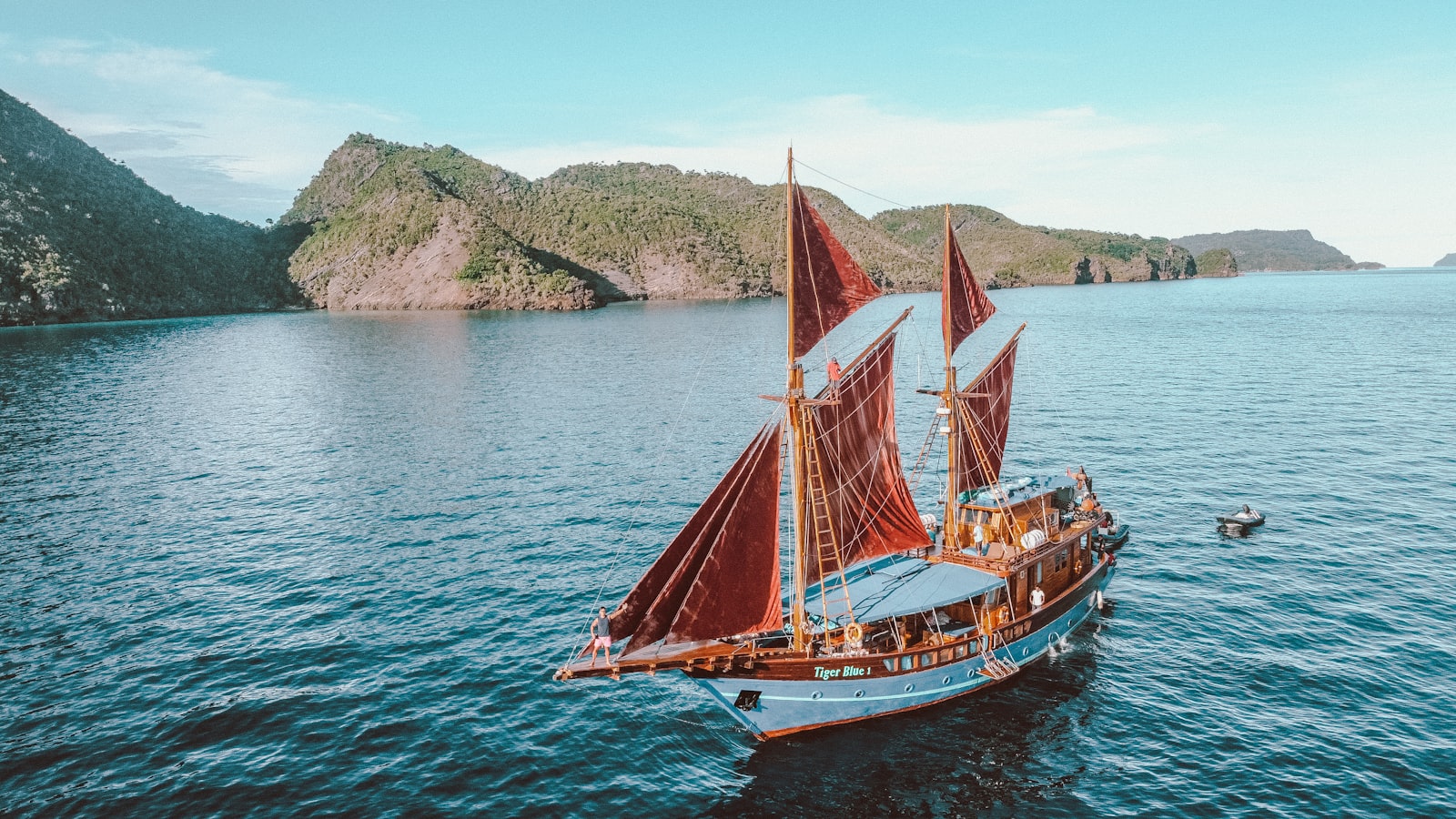 Komodo Boat Charter for Diving: Day Boats to Overnight Phinisi