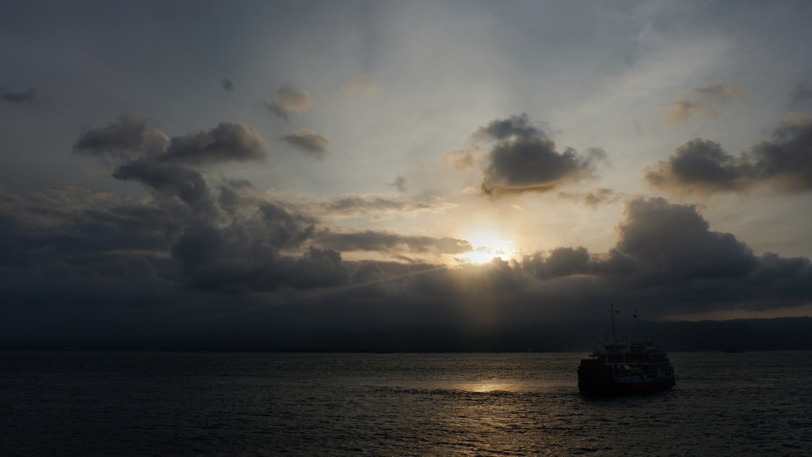 Best Time to Dive Komodo: Month-by-Month Seasons, Zones & Marine Life